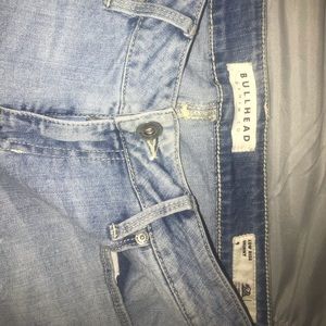 Bullhead straight distressed jean